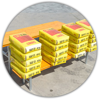 16 db 40 kilós cementeszsák a padon