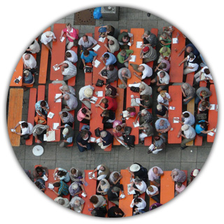 Sörpadok felülnézetben egy koncerten